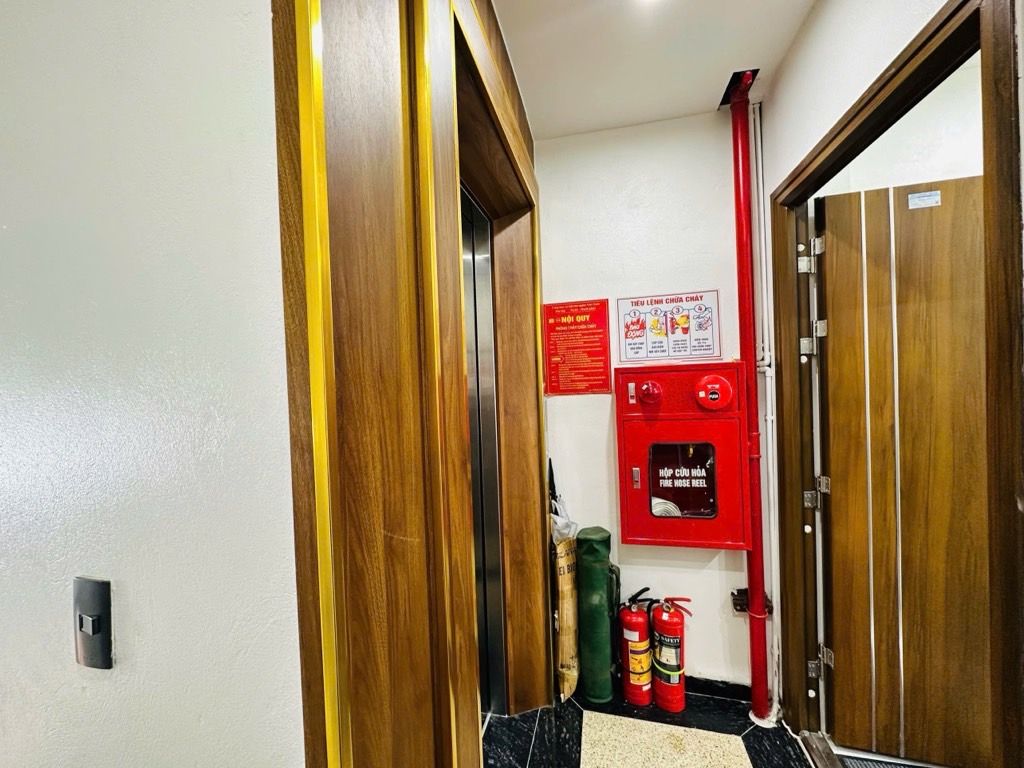 Bán nhà Nguyễn Văn Trỗi - diện tích 32,5m2 7 tầng - Mặt phố chính, kinh doanh sầm uất - giá 21,8 tỷ