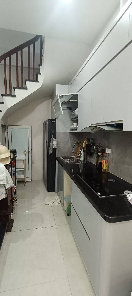 Bán nhà Nguyễn Chính - diện tích 35.5m2 4 tầng - ô tô đỗ sát phố - giá 9,5 tỷ