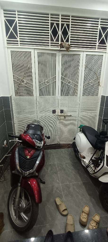 Bán nhà Nguyễn Chính - diện tích 35.5m2 4 tầng - ô tô đỗ sát phố - giá 9,5 tỷ