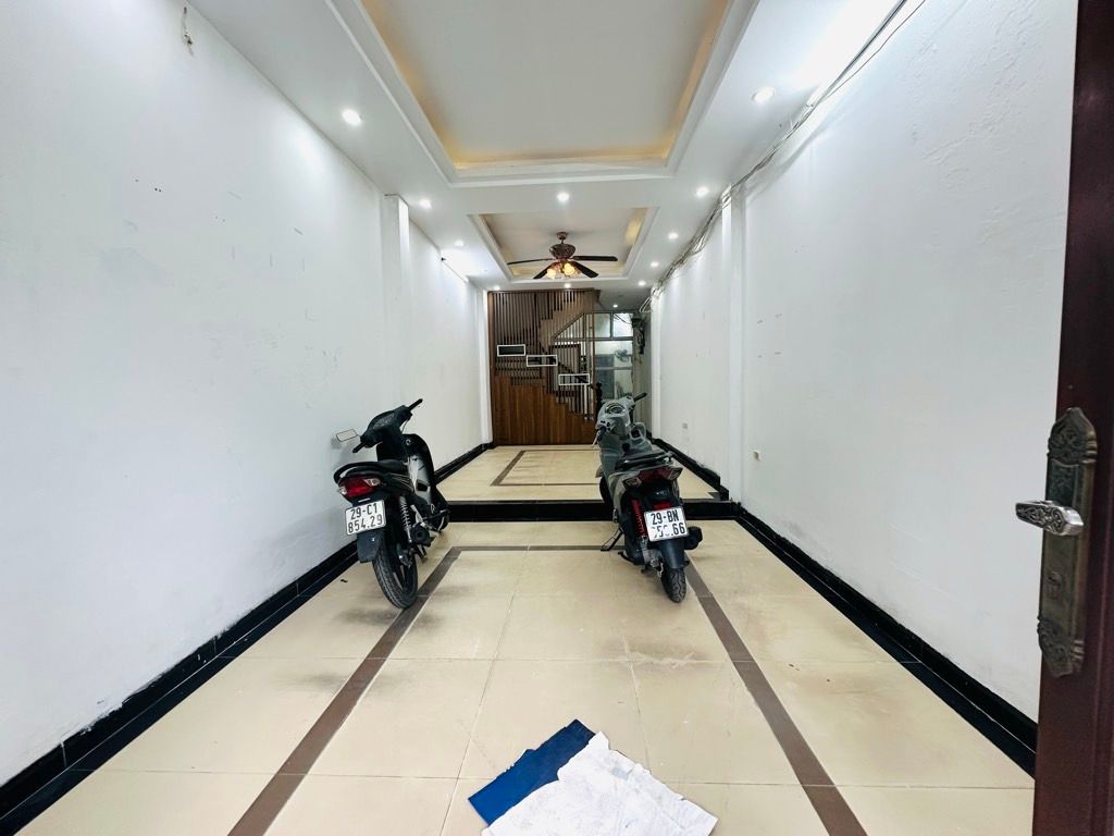 Bán nhà Khương Đình - diện tích 61m2 5 tầng - ô tô tránh - giá 17,5 tỷ