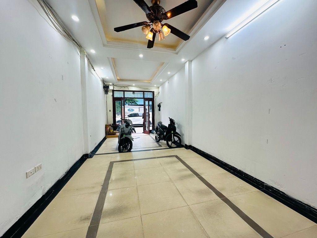 Bán nhà Khương Đình - diện tích 61m2 5 tầng - ô tô tránh - giá 17,5 tỷ