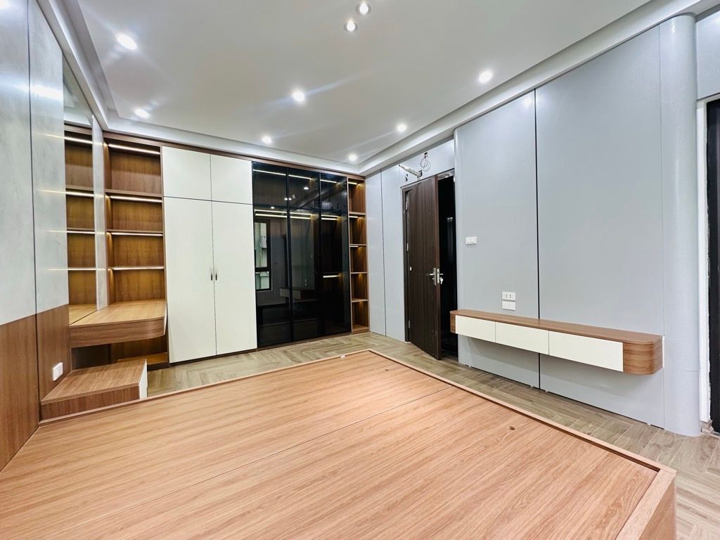 Bán nhà Nguỵ Như Kon Tum - diện tích 28,3m2 6 tầng - ô tô tránh - giá 17,6 tỷ