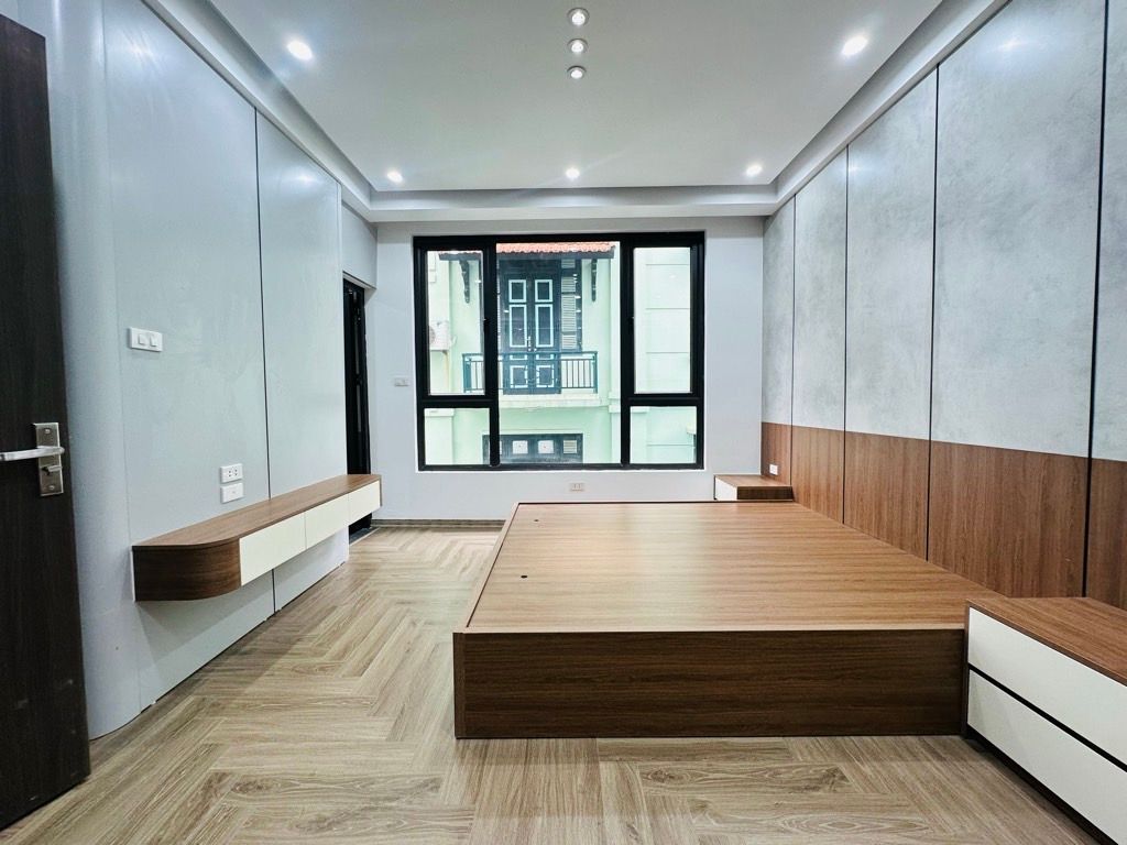 Bán nhà Nguỵ Như Kon Tum - diện tích 28,3m2 6 tầng - ô tô tránh - giá 17,6 tỷ