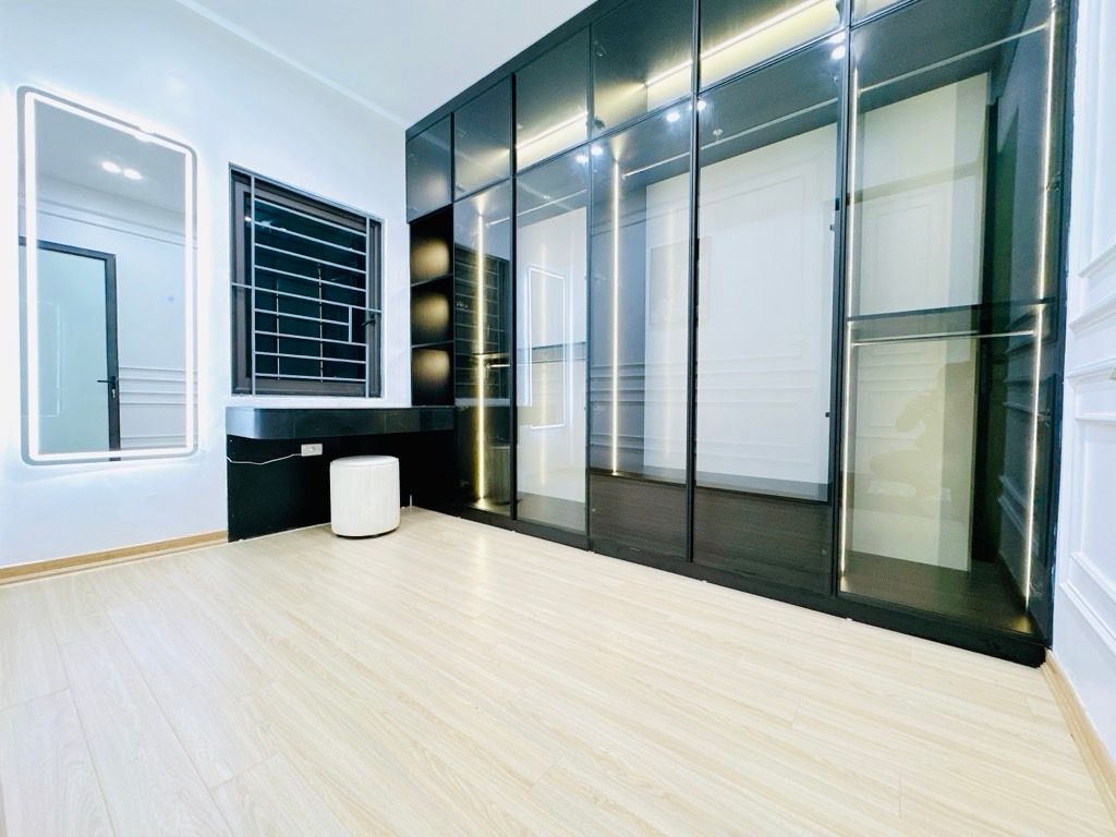 Bán nhà Vương Thừa Vũ - diện tích 41m2 5 tầng - Ô TÔ ĐỖ TẬN CỬA - giá 12,8 tỷ