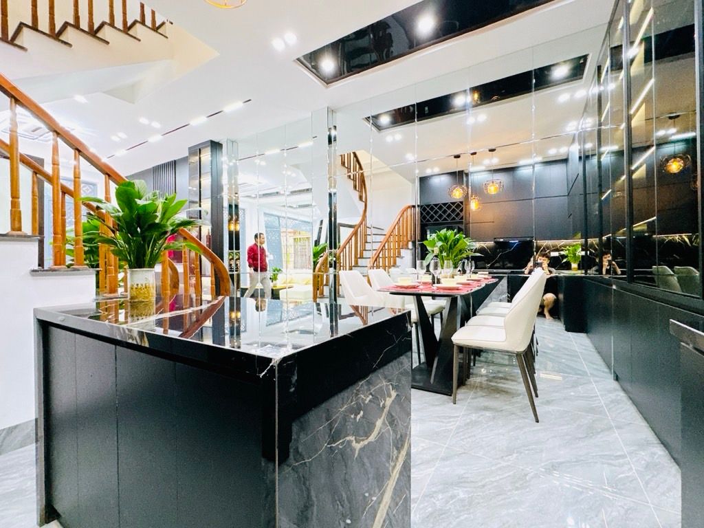 Bán nhà Vương Thừa Vũ - diện tích 41m2 5 tầng - Ô TÔ ĐỖ TẬN CỬA - giá 12,8 tỷ