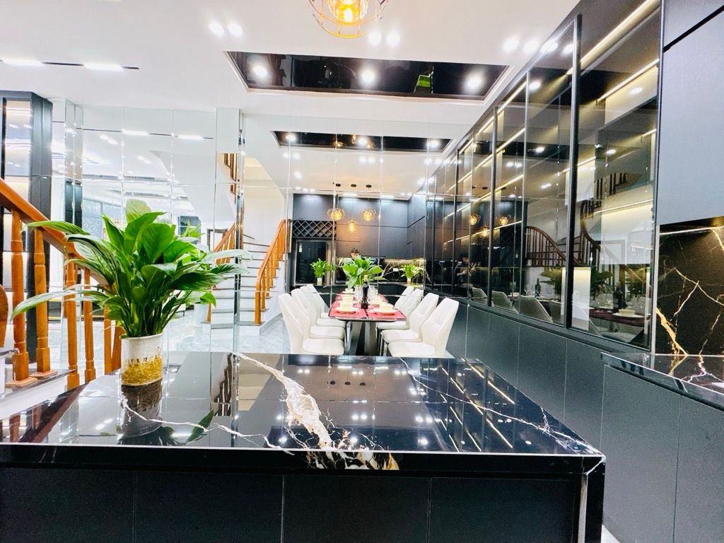 Bán nhà Vương Thừa Vũ - diện tích 41m2 5 tầng - Ô TÔ ĐỖ TẬN CỬA - giá 12,8 tỷ