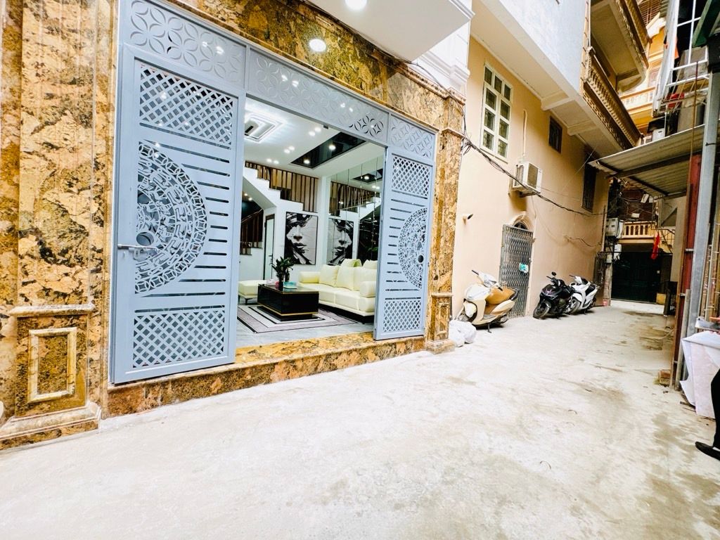 Bán nhà Vương Thừa Vũ - diện tích 41m2 5 tầng - Ô TÔ ĐỖ TẬN CỬA - giá 12,8 tỷ