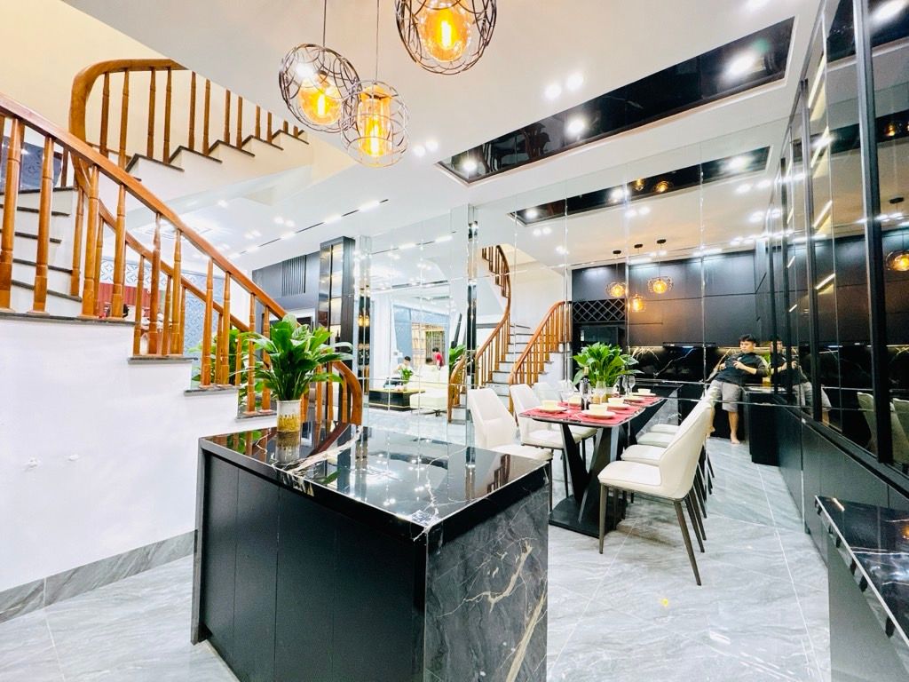 Bán nhà Vương Thừa Vũ - diện tích 41m2 5 tầng - Ô TÔ ĐỖ TẬN CỬA - giá 12,8 tỷ