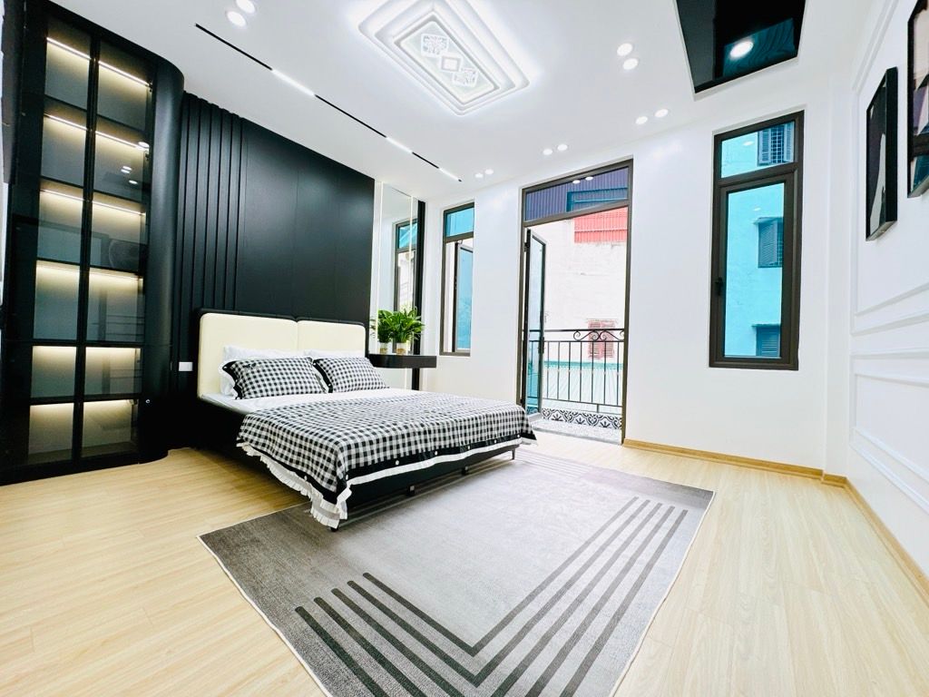 Bán nhà Vương Thừa Vũ - diện tích 41m2 5 tầng - Ô TÔ ĐỖ TẬN CỬA - giá 12,8 tỷ