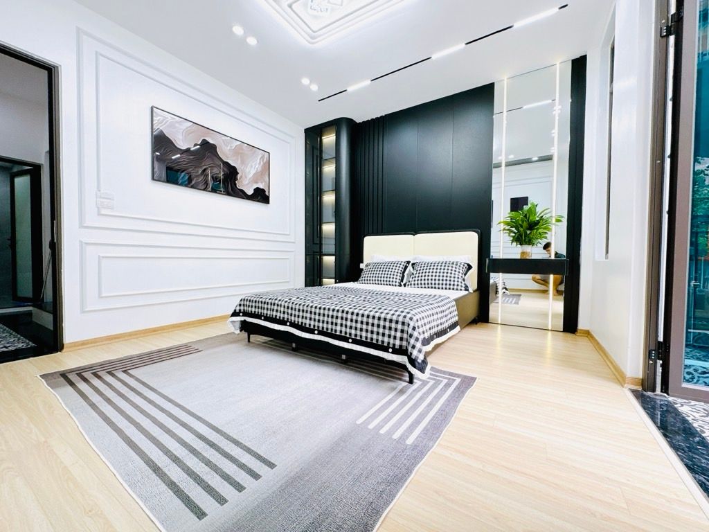 Bán nhà Vương Thừa Vũ - diện tích 41m2 5 tầng - Ô TÔ ĐỖ TẬN CỬA - giá 12,8 tỷ