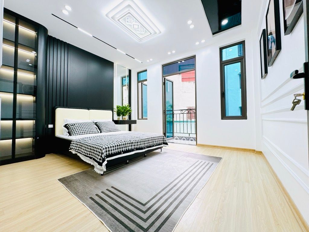 Bán nhà Vương Thừa Vũ - diện tích 41m2 5 tầng - Ô TÔ ĐỖ TẬN CỬA - giá 12,8 tỷ