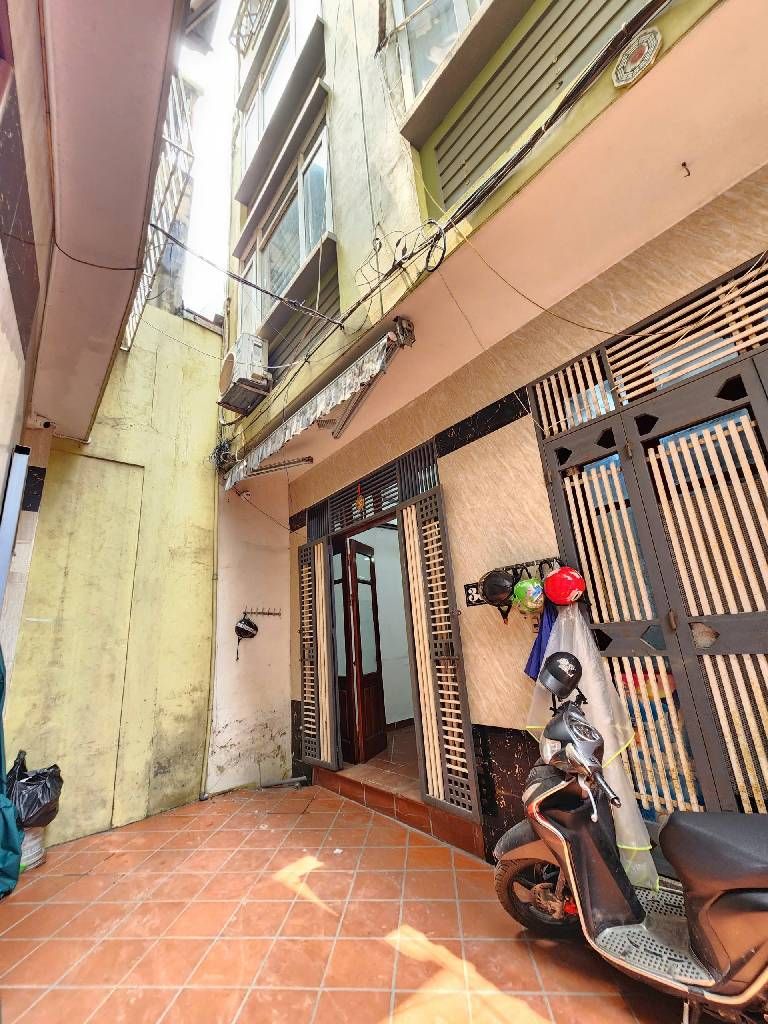 Bán nhà Nguyễn Chính - diện tích 30m2 5 tầng - ô tô tránh - giá 7,5 tỷ