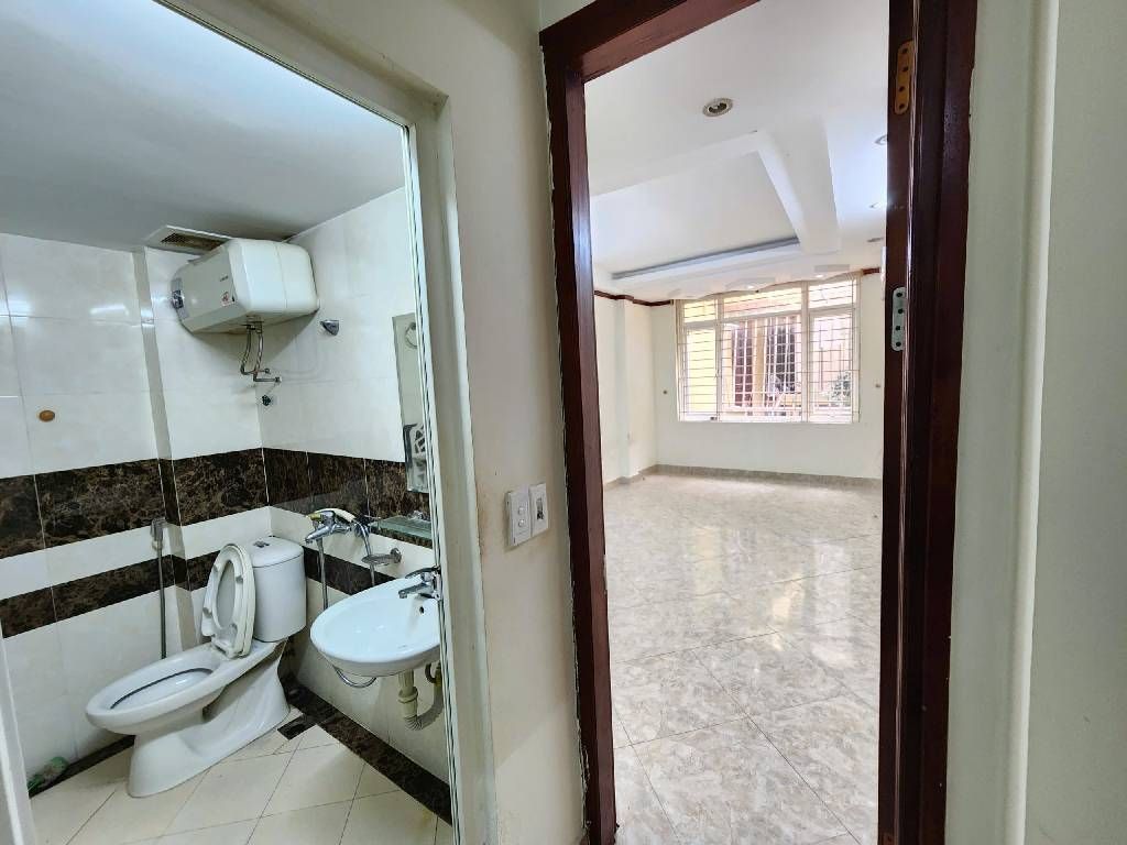 Bán nhà Nguyễn Chính - diện tích 30m2 5 tầng - ô tô tránh - giá 7,5 tỷ