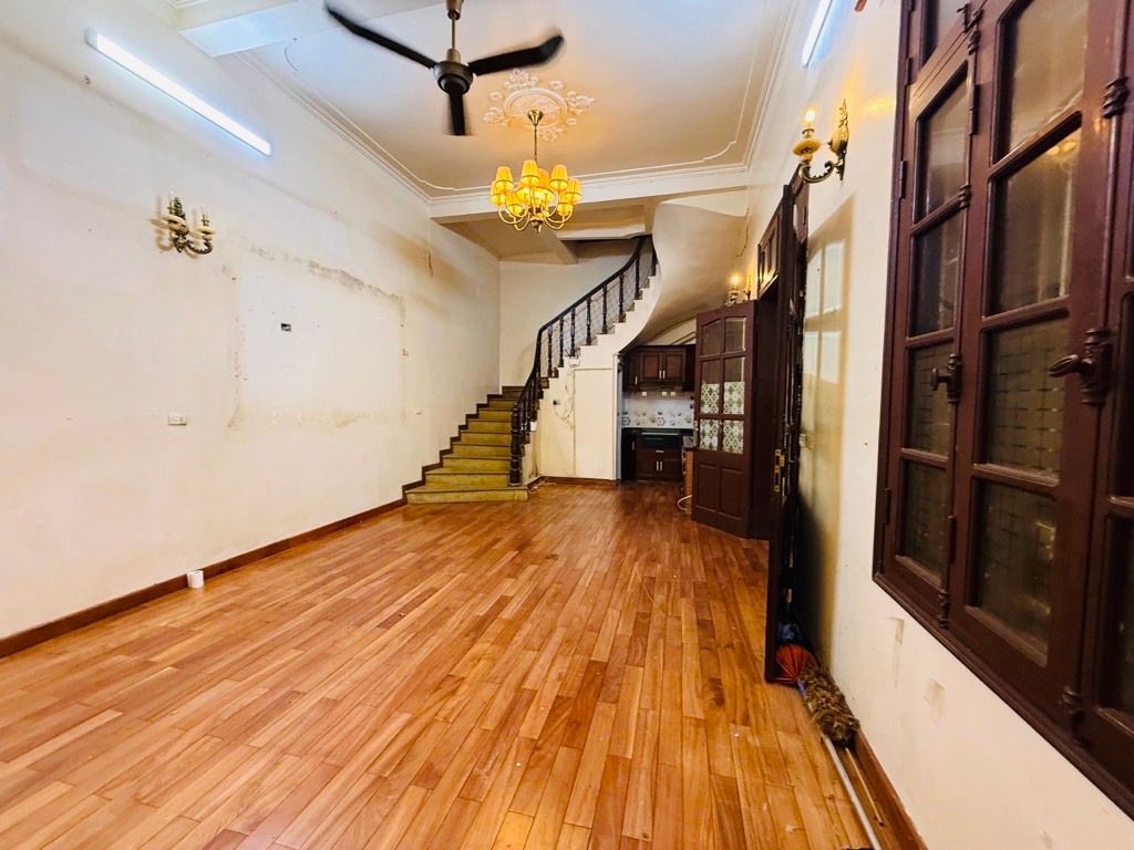 Bán nhà Đặng Trần Côn - diện tích 42.3m2 5 tầng - Nhà dân tự xây, mặt tiền rộng - giá 17,9 tỷ