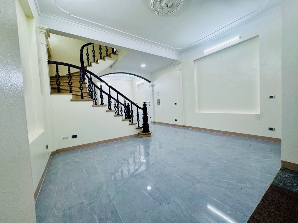 Bán nhà Yên Sở - diện tích 49,8m2 3 tầng - Ô tô tránh - giá 17,5 tỷ