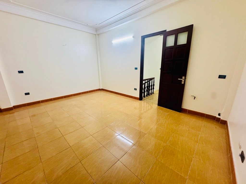 Bán nhà Yên Sở - diện tích 49,8m2 3 tầng - Ô tô tránh - giá 17,5 tỷ