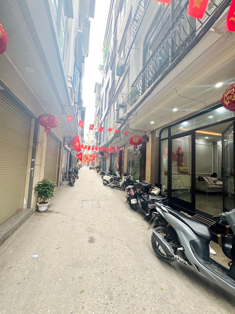 Bán nhà Thái Thịnh - diện tích 35,5m2 3 tầng - Ô TÔ QUA NHÀ - giá 23 tỷ