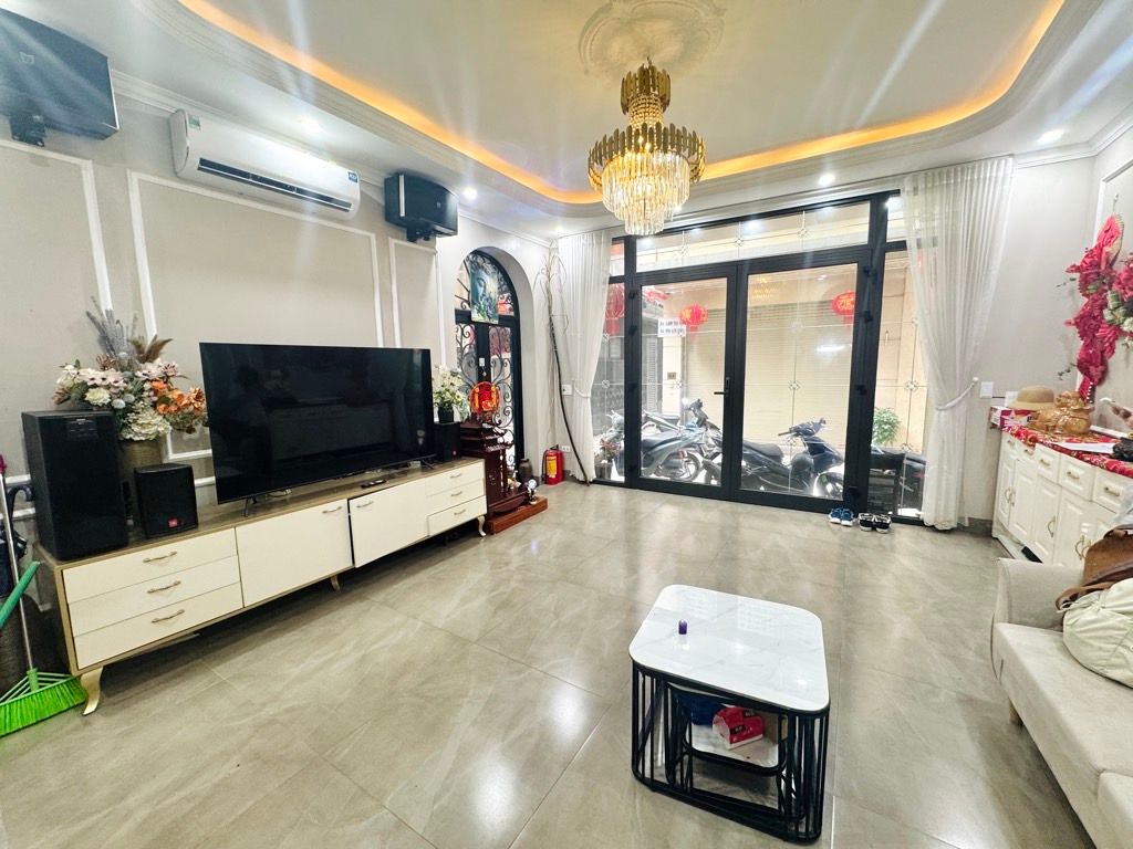 Bán nhà Thái Thịnh - diện tích 35,5m2 3 tầng - Ô TÔ QUA NHÀ - giá 23 tỷ