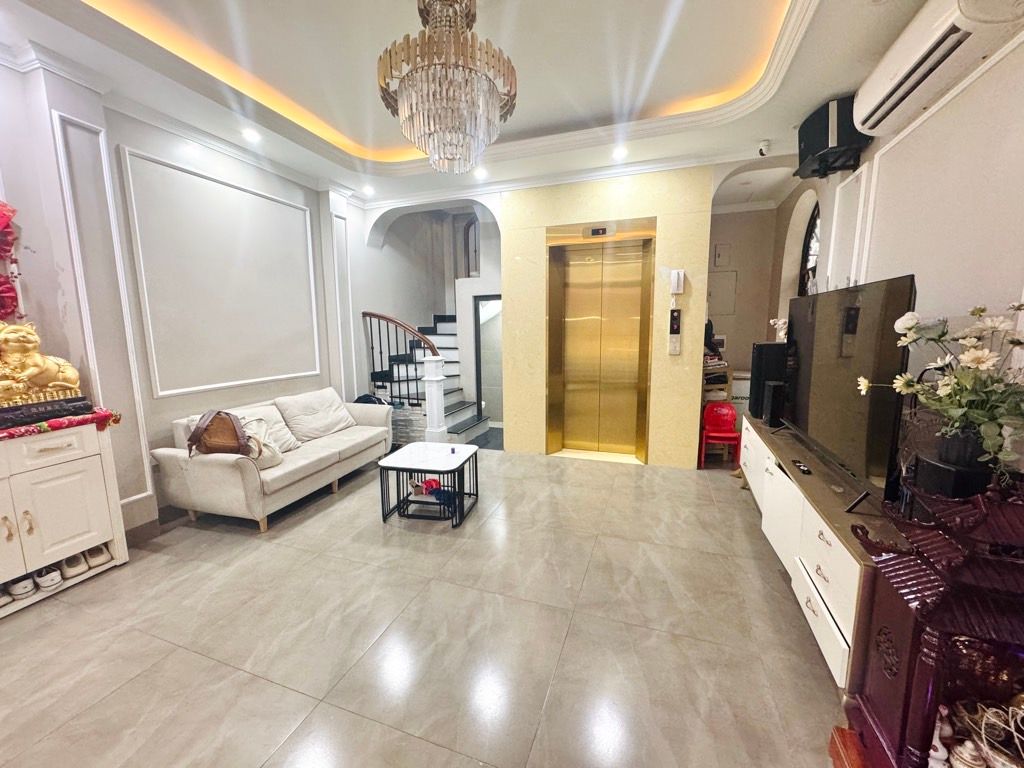 Bán nhà Thái Thịnh - diện tích 35,5m2 3 tầng - Ô TÔ QUA NHÀ - giá 23 tỷ