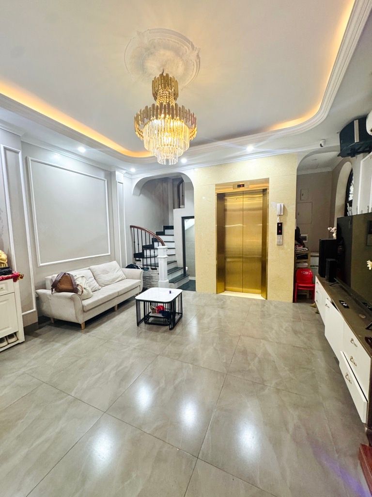 Bán nhà Thái Thịnh - diện tích 35,5m2 3 tầng - Ô TÔ QUA NHÀ - giá 23 tỷ