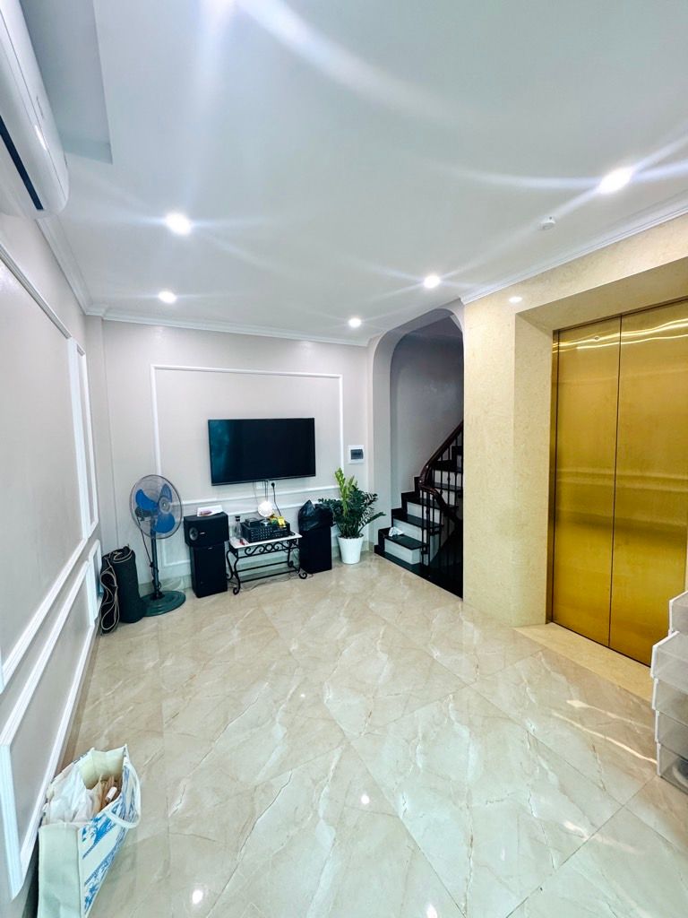 Bán nhà Thái Thịnh - diện tích 35,5m2 3 tầng - Ô TÔ QUA NHÀ - giá 23 tỷ