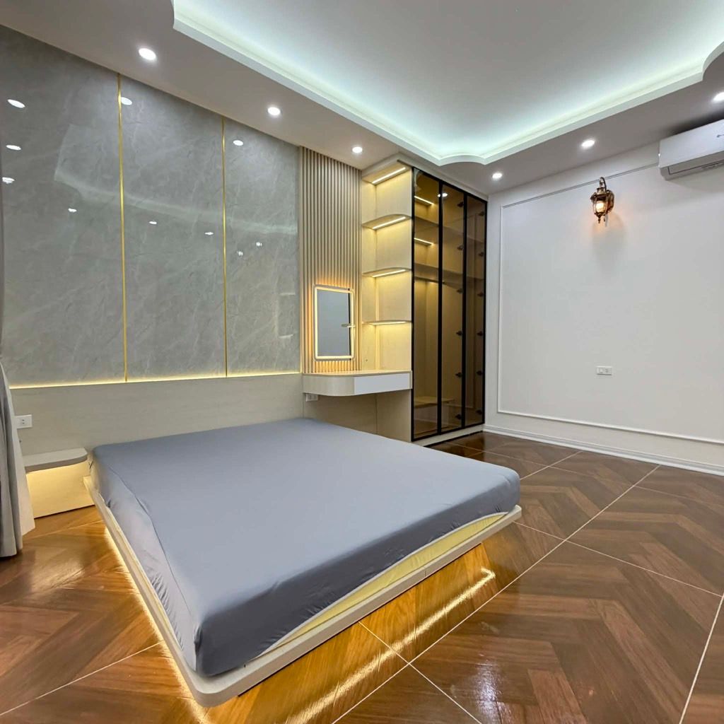 Bán nhà Đê La Thành - diện tích 31.2m2 6 tầng - Ô TÔ ĐỖ CỔNG QUA NHÀ - giá 11,8 tỷ