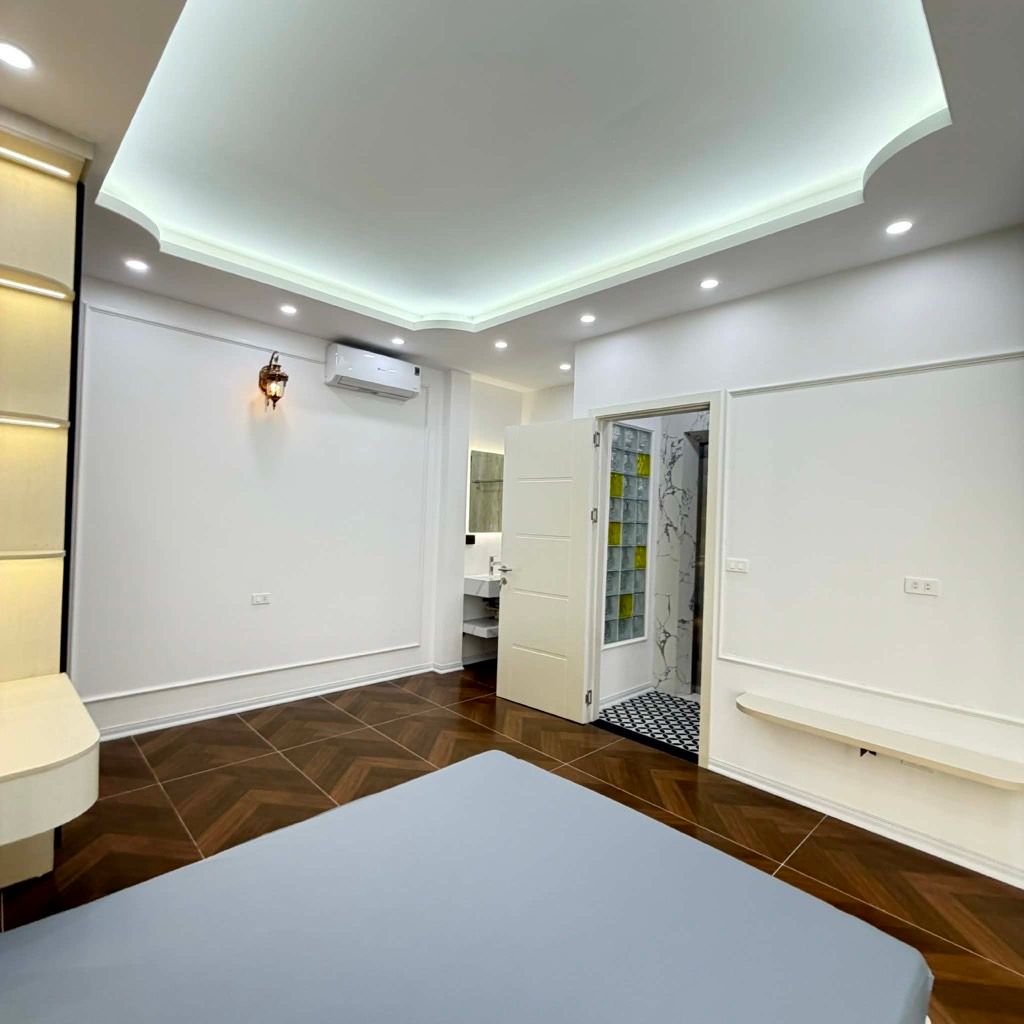 Bán nhà Đê La Thành - diện tích 31.2m2 6 tầng - Ô TÔ ĐỖ CỔNG QUA NHÀ - giá 11,8 tỷ