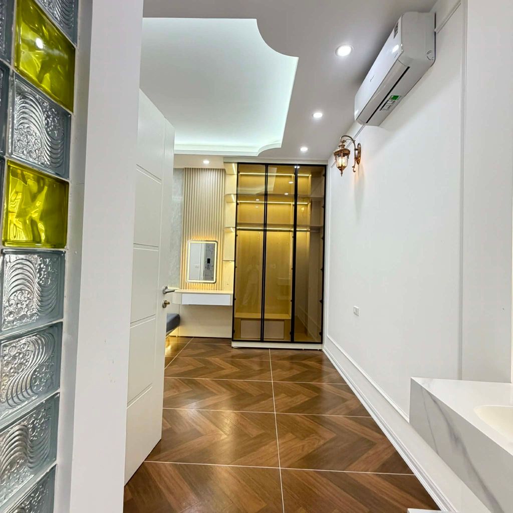 Bán nhà Đê La Thành - diện tích 31.2m2 6 tầng - Ô TÔ ĐỖ CỔNG QUA NHÀ - giá 11,8 tỷ