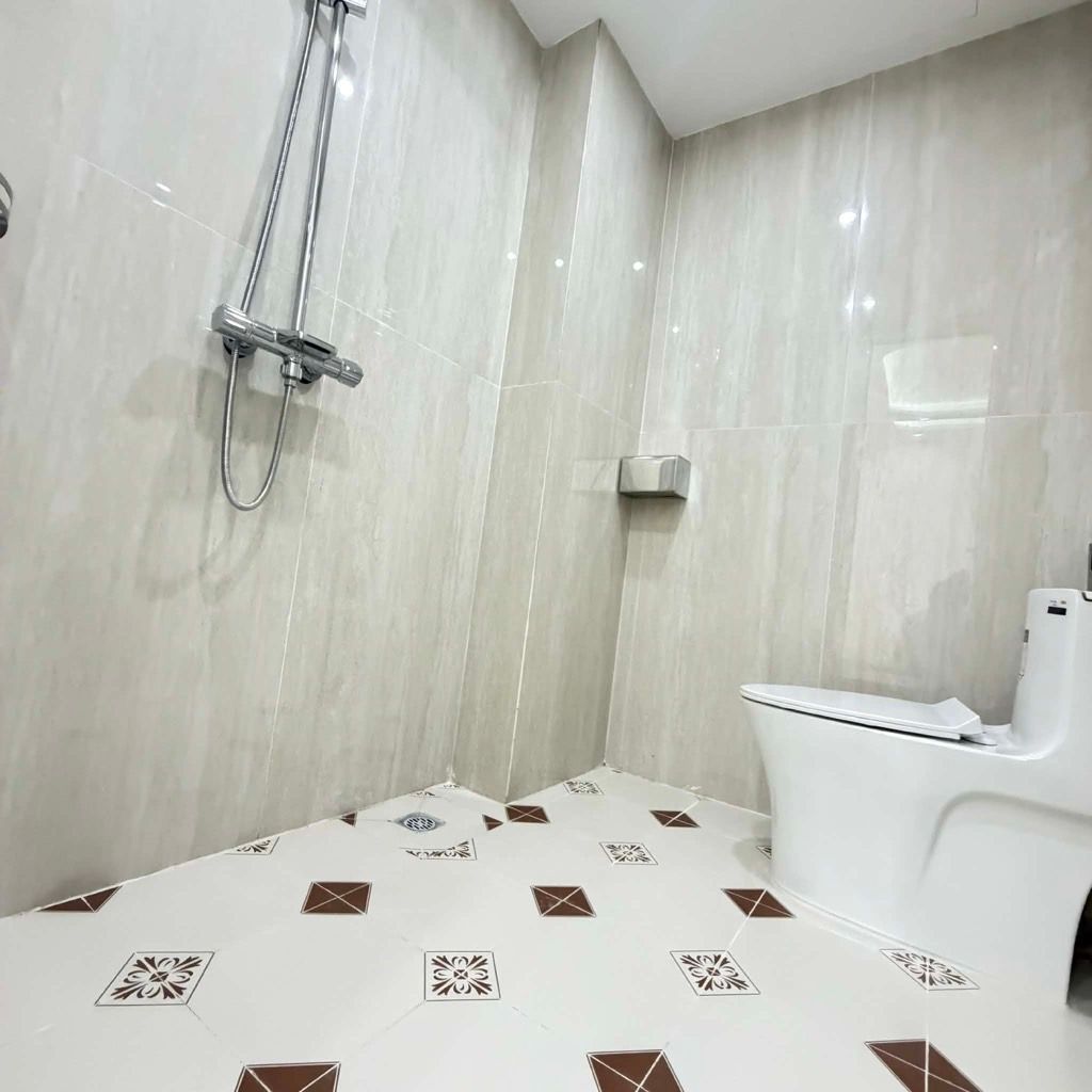 Bán nhà Đê La Thành - diện tích 31.2m2 6 tầng - Ô TÔ ĐỖ CỔNG QUA NHÀ - giá 11,8 tỷ