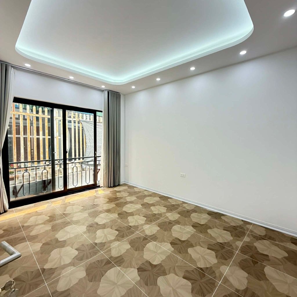 Bán nhà Đê La Thành - diện tích 31.2m2 6 tầng - Ô TÔ ĐỖ CỔNG QUA NHÀ - giá 11,8 tỷ