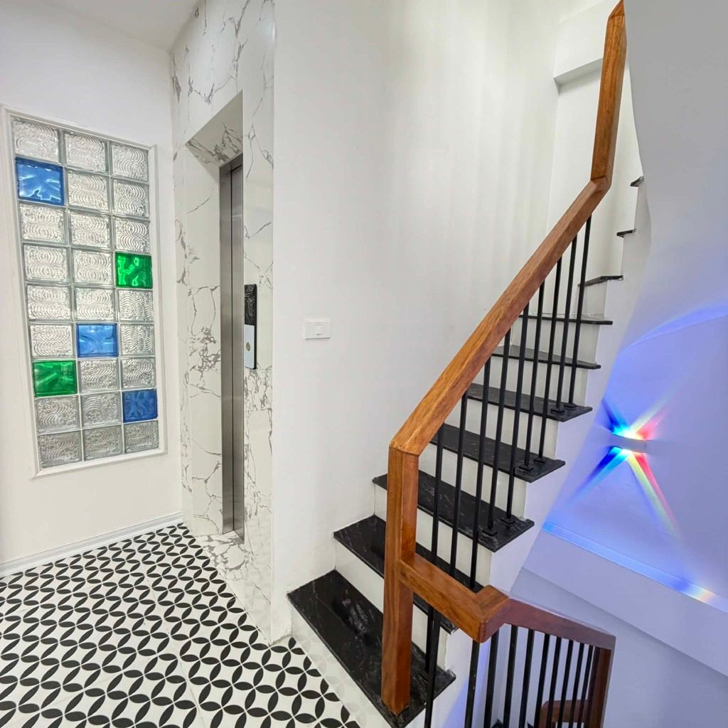 Bán nhà Đê La Thành - diện tích 31.2m2 6 tầng - Ô TÔ ĐỖ CỔNG QUA NHÀ - giá 11,8 tỷ