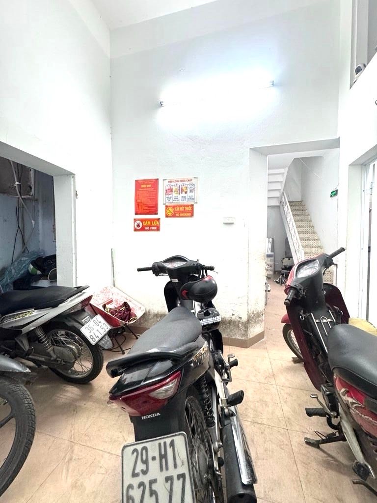 Bán nhà Hoàng Văn Thái - diện tích 52m2 3 tầng - Ngõ thông bàn cờ - giá 13,4 tỷ