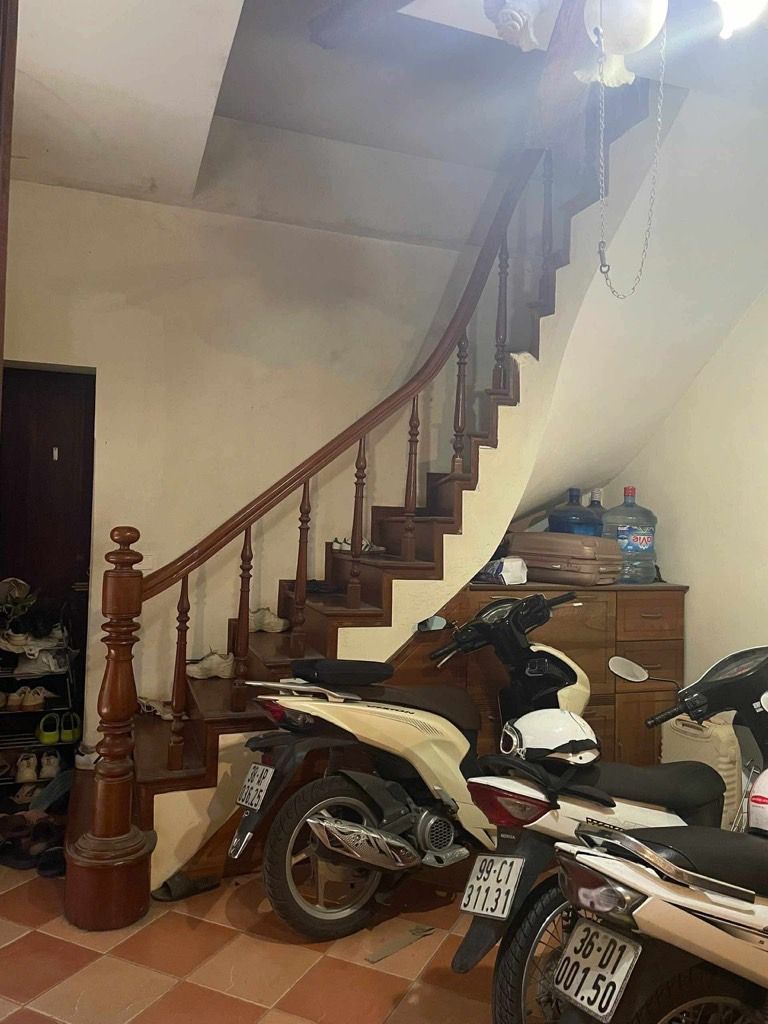 Bán nhà Huỳnh Thúc Kháng - diện tích 32.8m2 4 tầng - Ngõ ô tô đỗ cửa - giá 17,8 tỷ