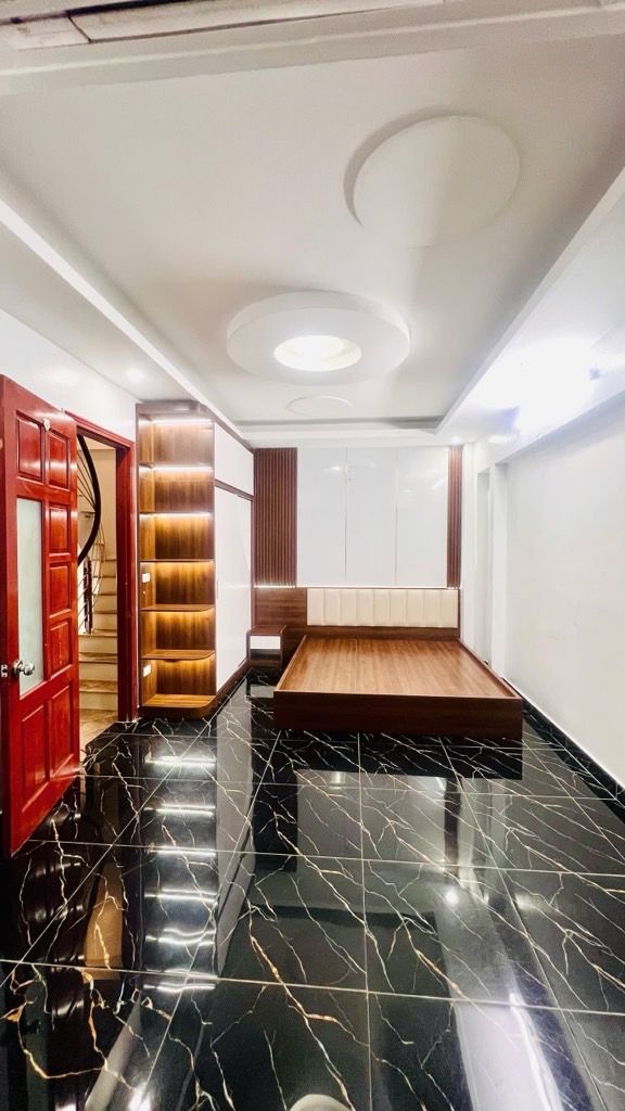 Bán nhà Lĩnh Nam - diện tích 32m2 5 tầng - ô tô tránh - giá 6,9 tỷ