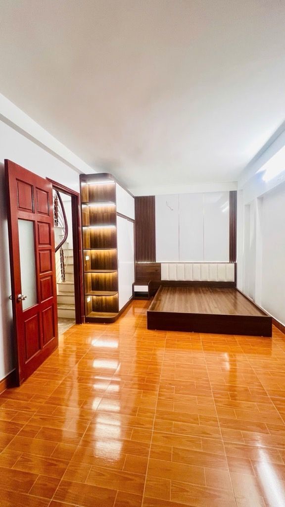 Bán nhà Lĩnh Nam - diện tích 32m2 5 tầng - ô tô tránh - giá 6,9 tỷ