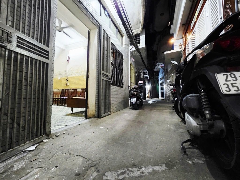 Bán nhà Lê Duẩn - diện tích 50m2 2 tầng - Gần hồ, ngõ thông 2 lối - giá 10 tỷ