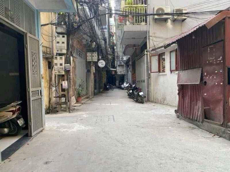 Bán nhà Lê Duẩn - diện tích 50m2 2 tầng - Gần hồ, ngõ thông 2 lối - giá 10 tỷ