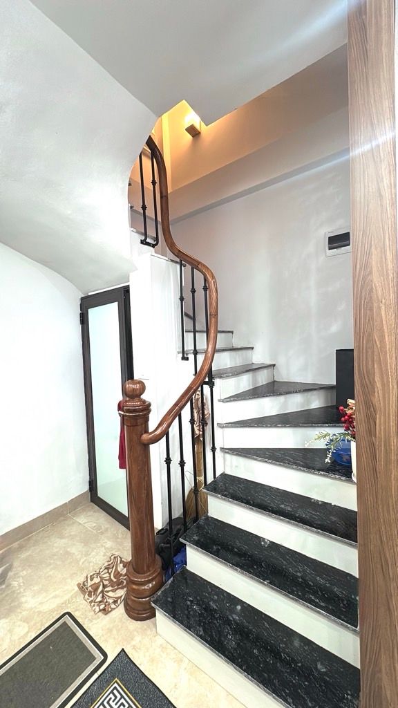 Bán nhà ngõ Hoà Bình 2 - diện tích 32m2 5 tầng - Nhà đẹp full đồ - giá 10 tỷ