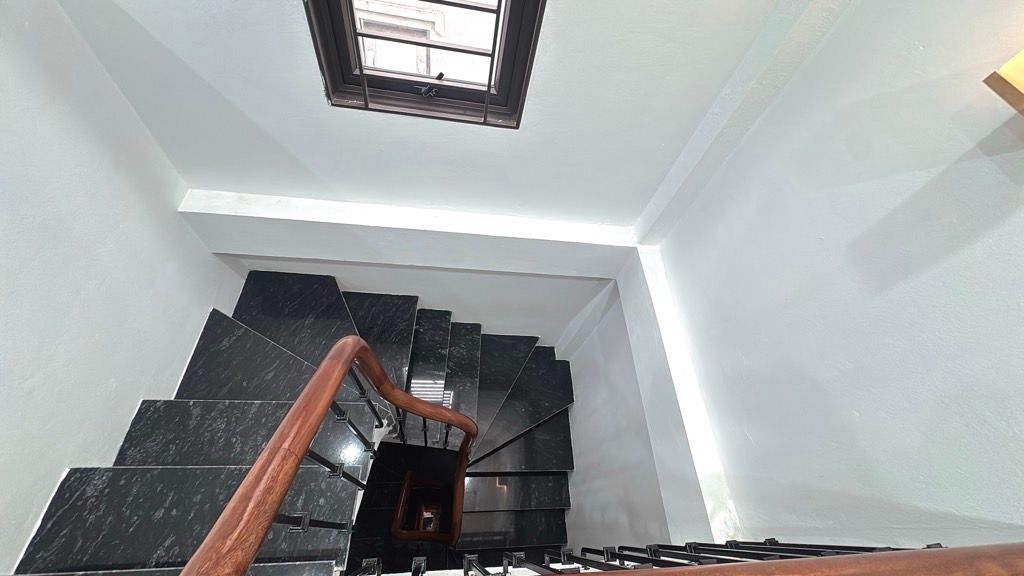 Bán nhà ngõ Hoà Bình 2 - diện tích 32m2 5 tầng - Nhà đẹp full đồ - giá 10 tỷ