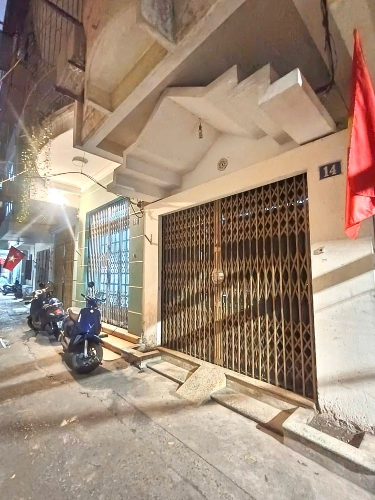 Bán nhà Đê La Thành - diện tích 32m2 4 tầng - Ô tô đỗ cửa - giá 8,9 tỷ