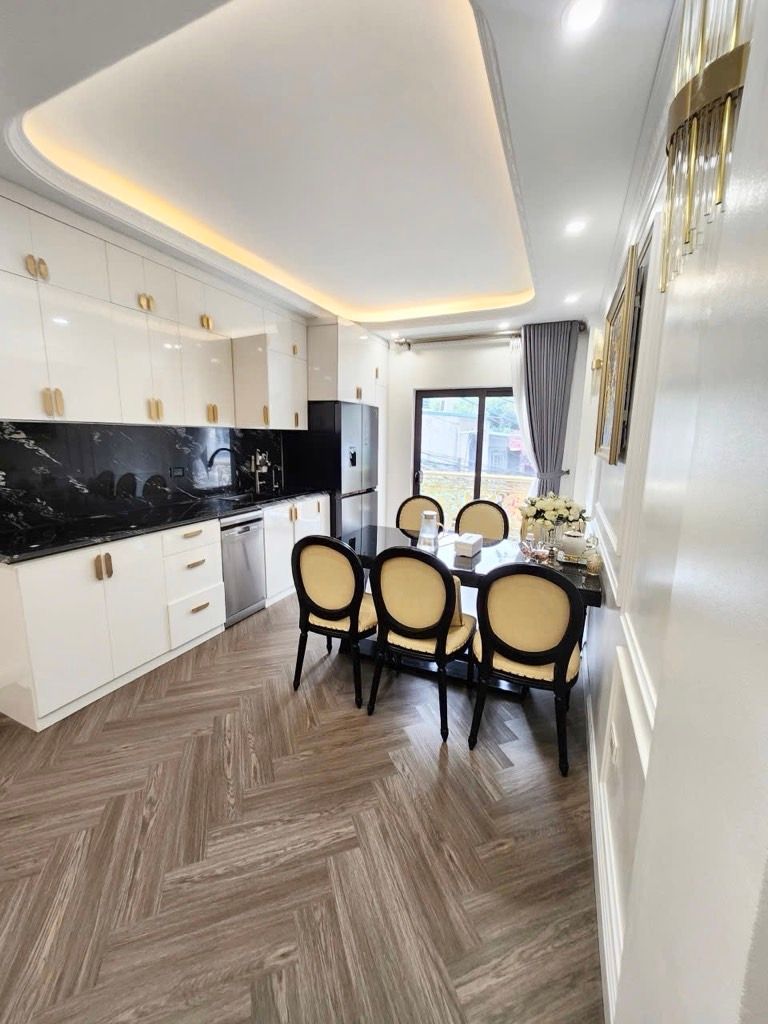 Bán nhà Đông Thiên - diện tích 36m2 5 tầng - Ô tô đỗ cửa - giá 11,9 tỷ