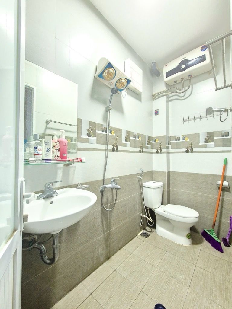 Bán nhà Trường Chinh - diện tích 27.4m2 2 tầng - Nhà mặt ngõ kinh doanh sầm uất - giá 10,6 tỷ