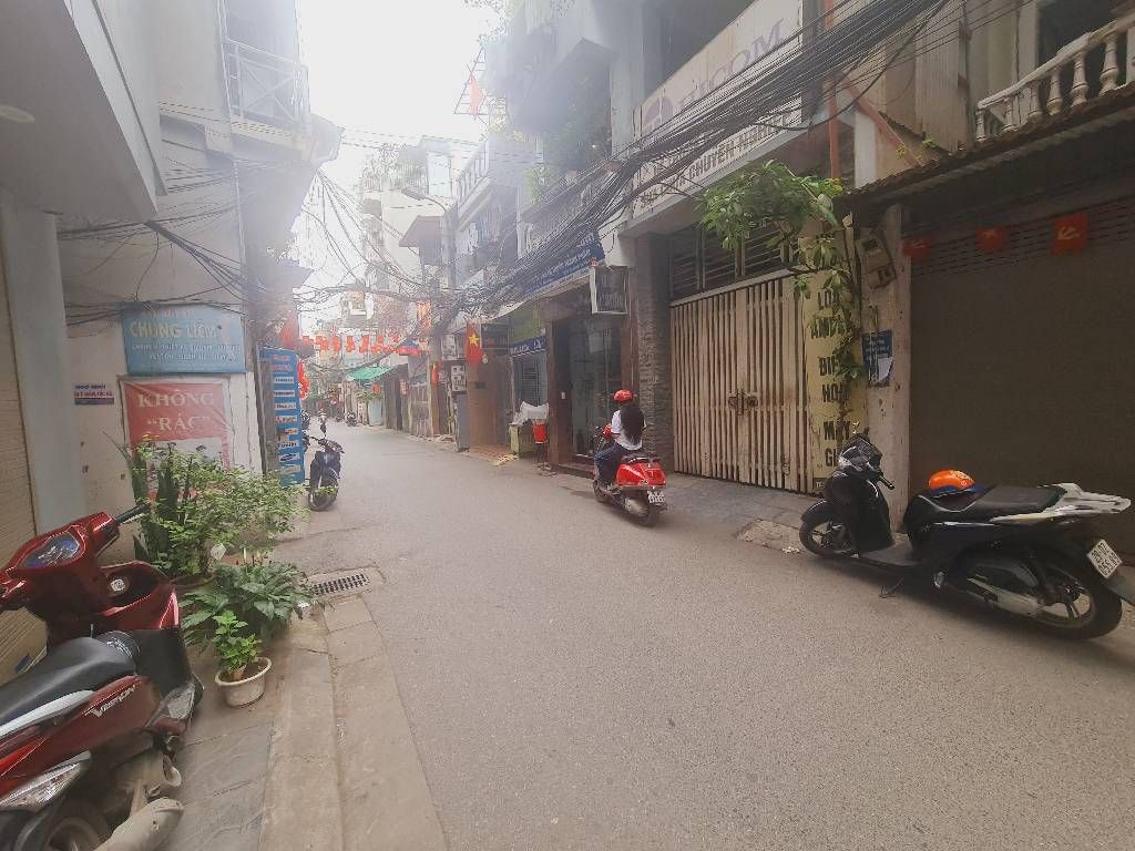 Bán nhà Hoàng Văn Thái - diện tích 67.6m2 3 tầng - ô tô tránh - giá 22,5 tỷ