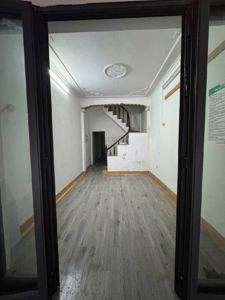 Bán nhà Hoàng Văn Thái - diện tích 67.6m2 3 tầng - ô tô tránh - giá 22,5 tỷ