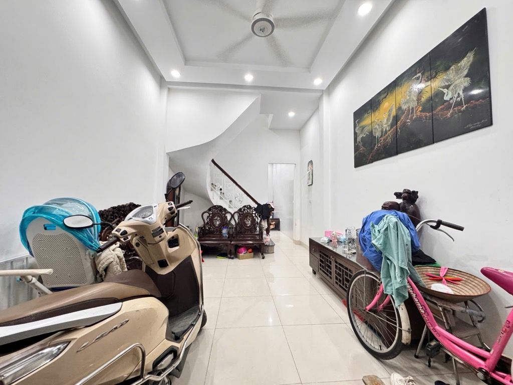 Bán nhà Hoàng Mai - diện tích 35m2 3 tầng - ô tô qua nhà - giá 13 tỷ