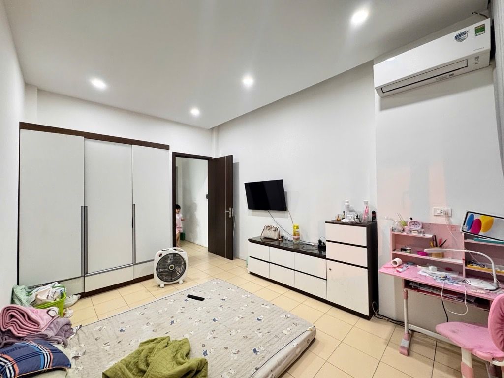 Bán nhà Hoàng Mai - diện tích 35m2 3 tầng - ô tô qua nhà - giá 13 tỷ