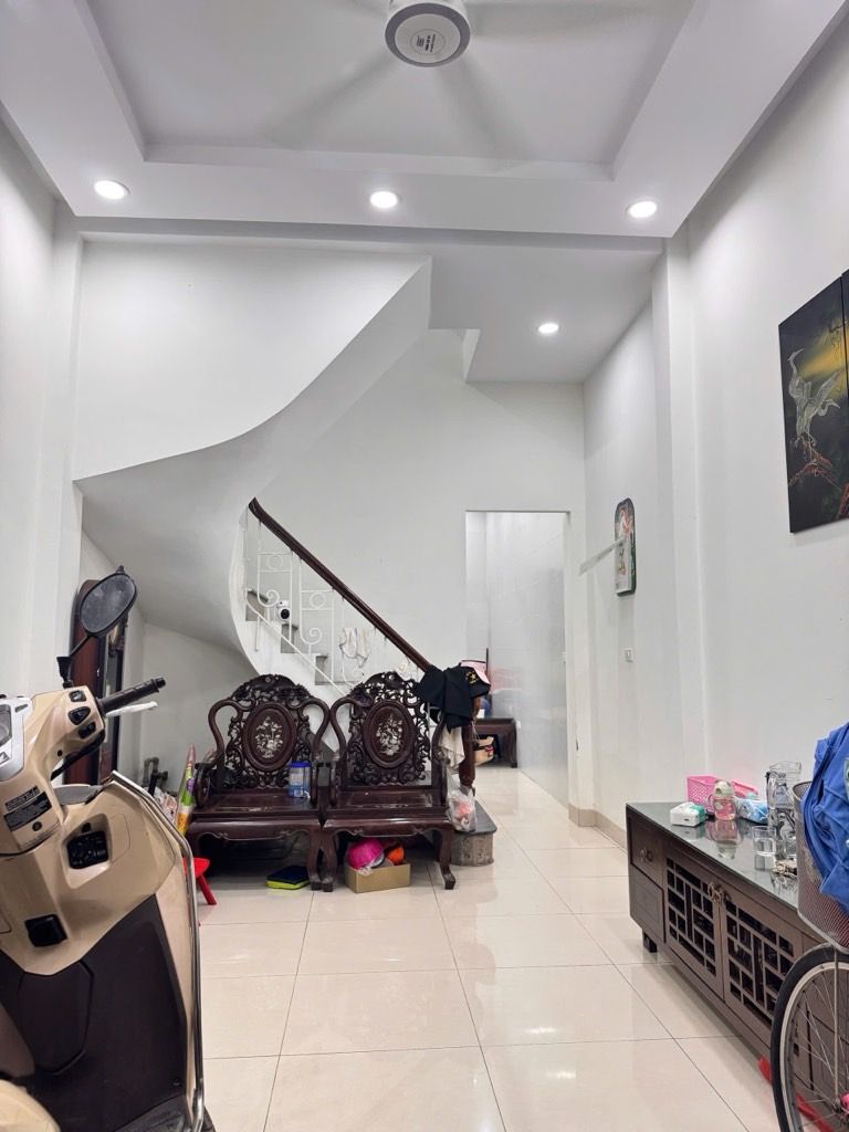 Bán nhà Hoàng Mai - diện tích 35m2 3 tầng - ô tô qua nhà - giá 13 tỷ