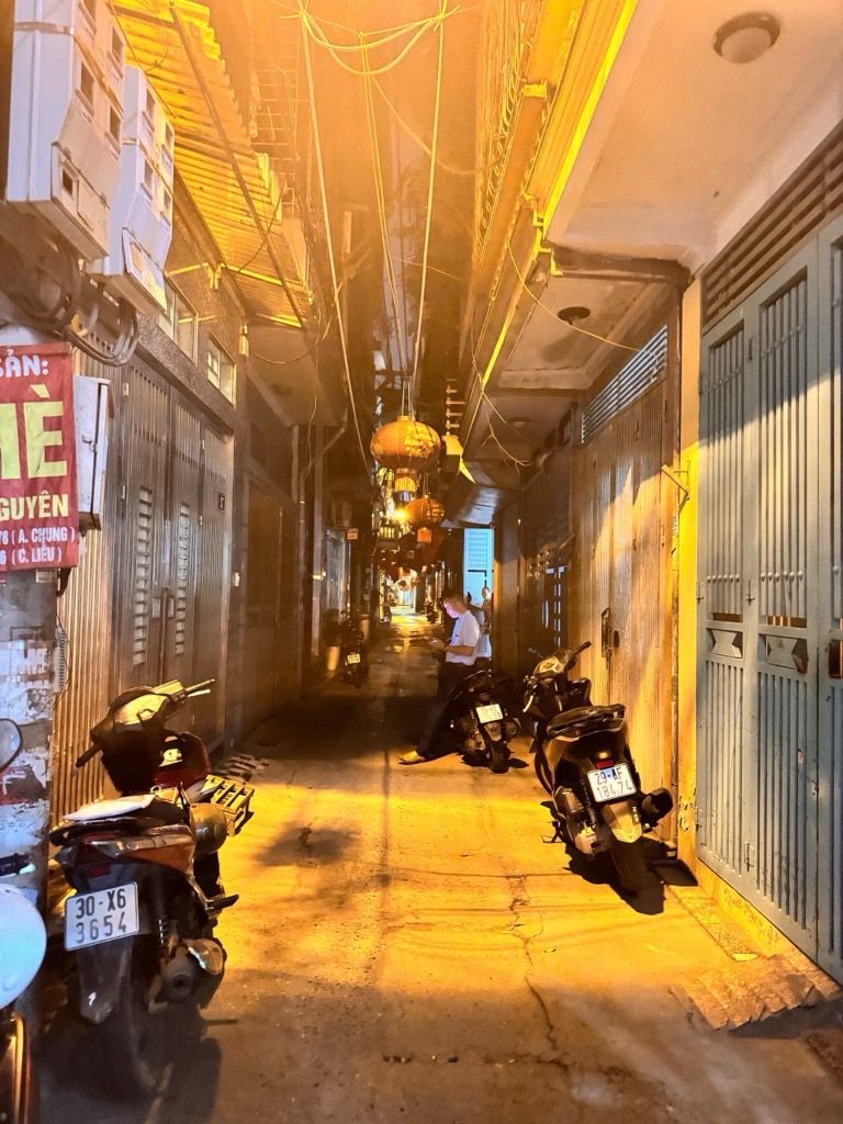 Bán nhà Hoàng Mai - diện tích 35m2 3 tầng - ô tô qua nhà - giá 13 tỷ