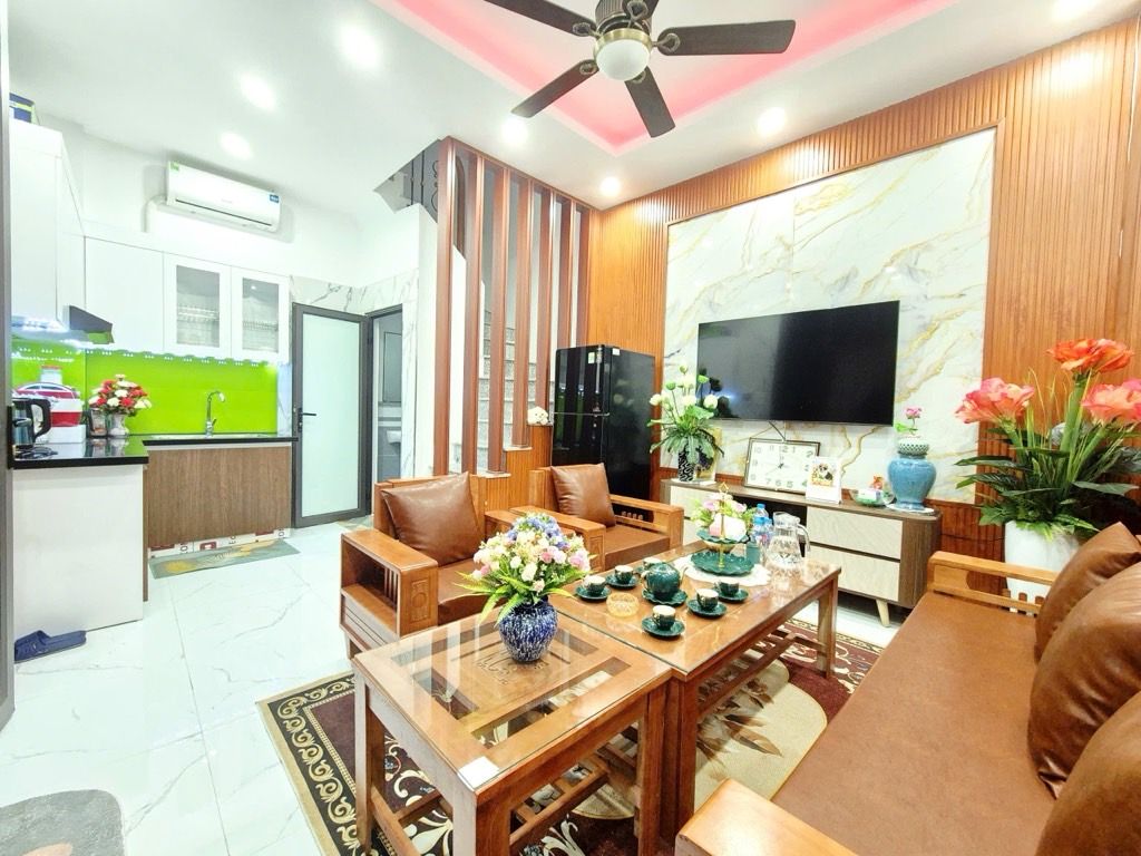 Bán nhà Đông Thiên - diện tích 24m2 3 tầng - ô tô đỗ cửa - giá 3,9 tỷ