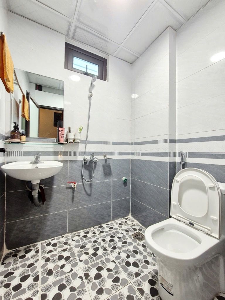 Bán nhà Đông Thiên - diện tích 24m2 3 tầng - ô tô đỗ cửa - giá 3,9 tỷ